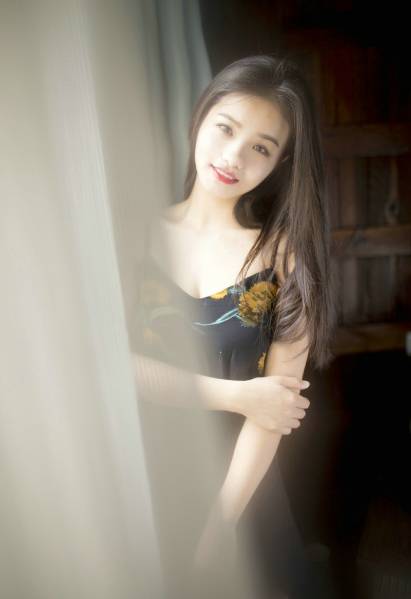 白皙美艳少女漂亮脸蛋笑脸迷人