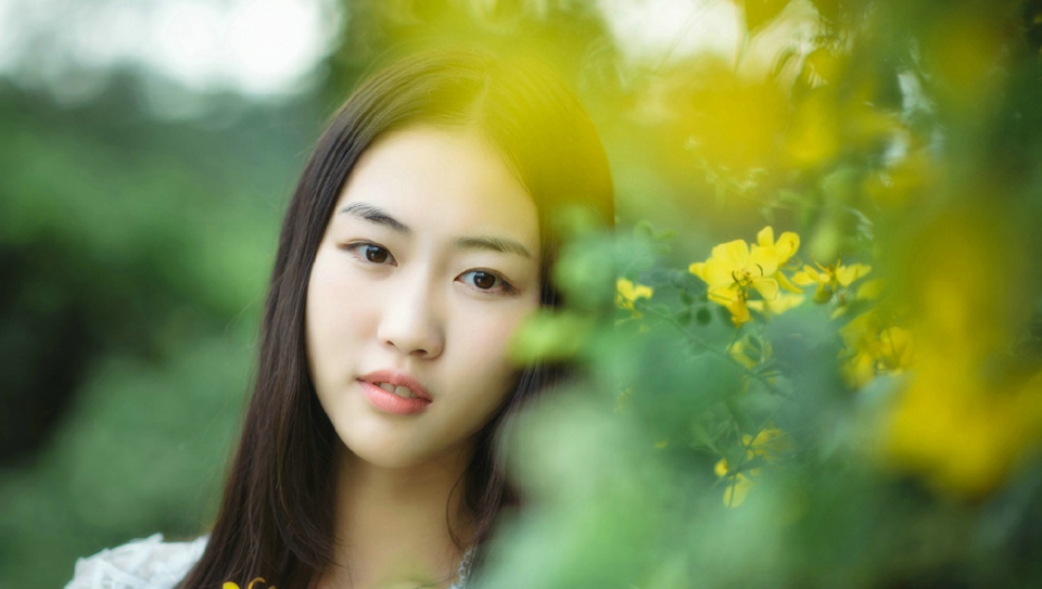 齐刘海樱桃少女清新户外纯真迷人