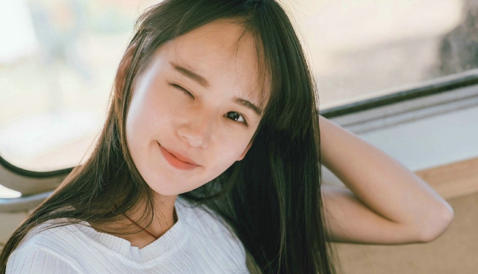 高冷清秀美女户外阳光照动人写真