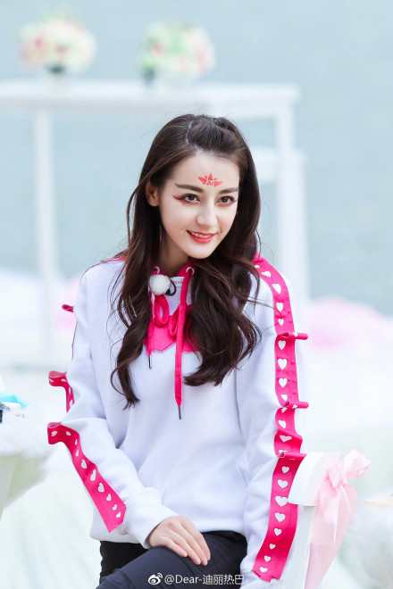 迪丽热巴奔跑吧  这位菇凉你是吃可爱长大的吗