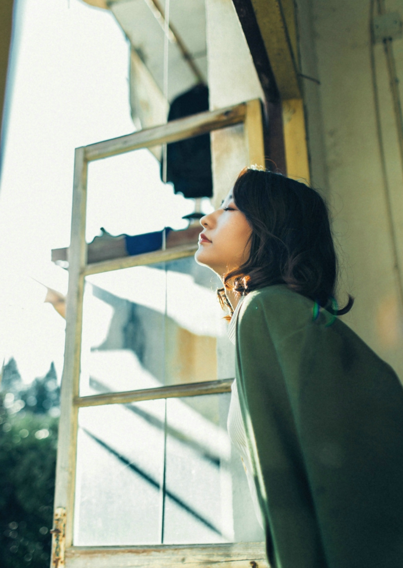 清纯氧气少女户外活力俏皮写真