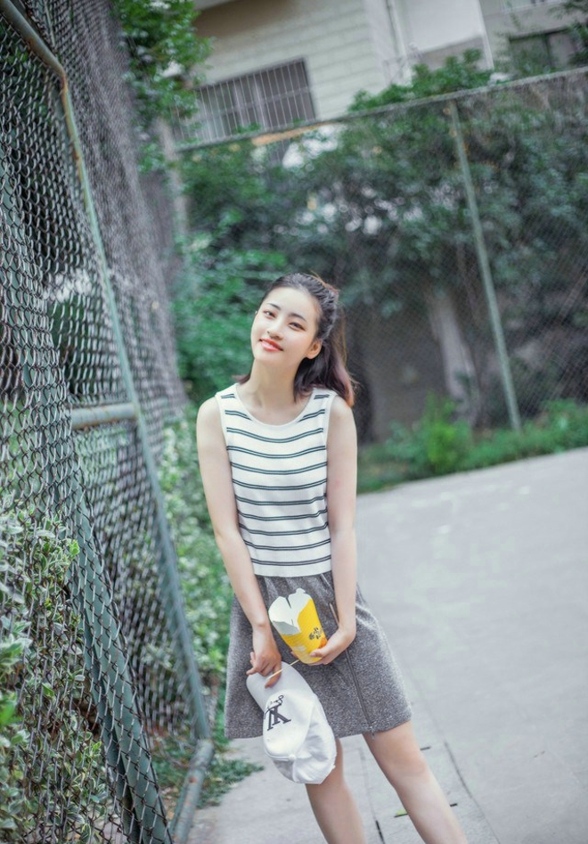 爽朗笑容清纯靓丽可爱少女写真