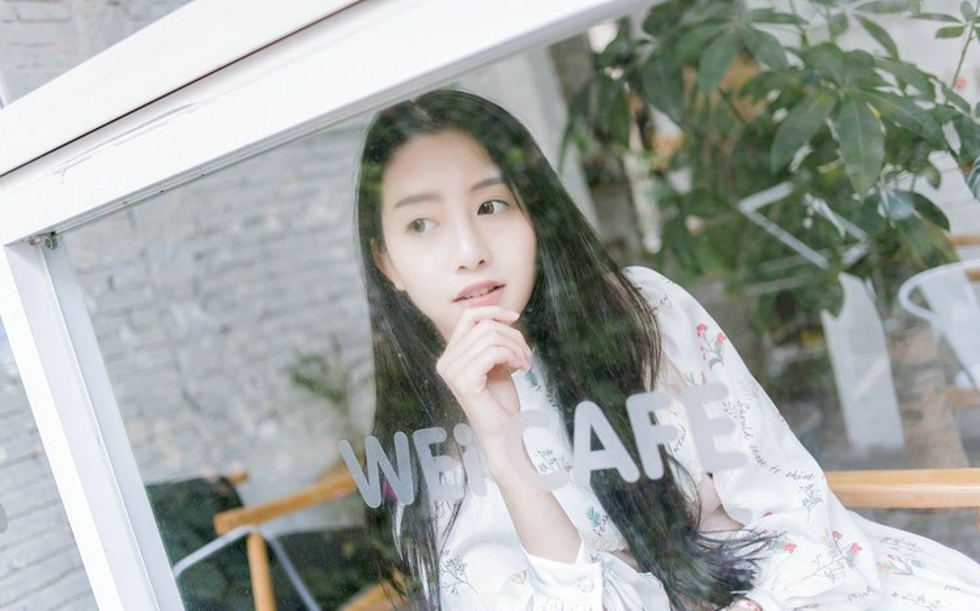 娇嫩白皙如玉清纯美女闲暇时光