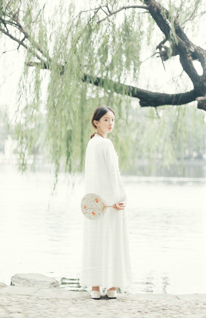 古色茶香古典干净女子清新户外写真