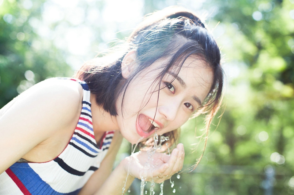 清凉夏日俏皮可爱女神