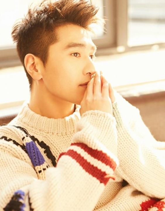 赵又廷机场随性中不乏时髦穿搭态度