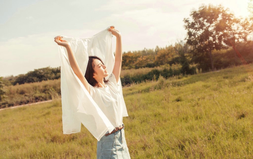 高冷清秀美女户外阳光照动人写真