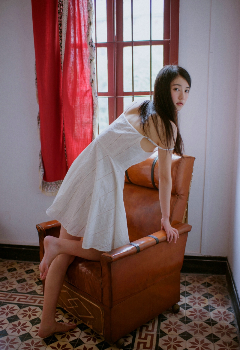 复古私房内的红酒女神漂亮脸蛋