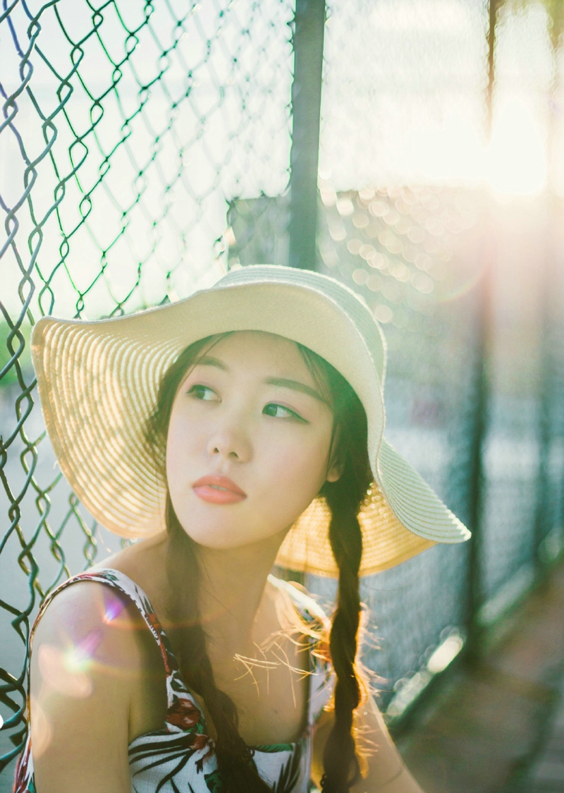 阳光下的连衣裙麻花辫美女靓丽吸睛