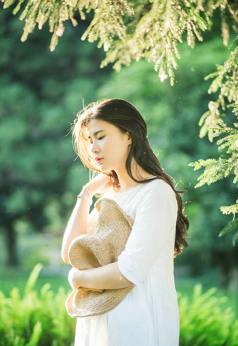 咖啡馆内的气质美女安静怡人