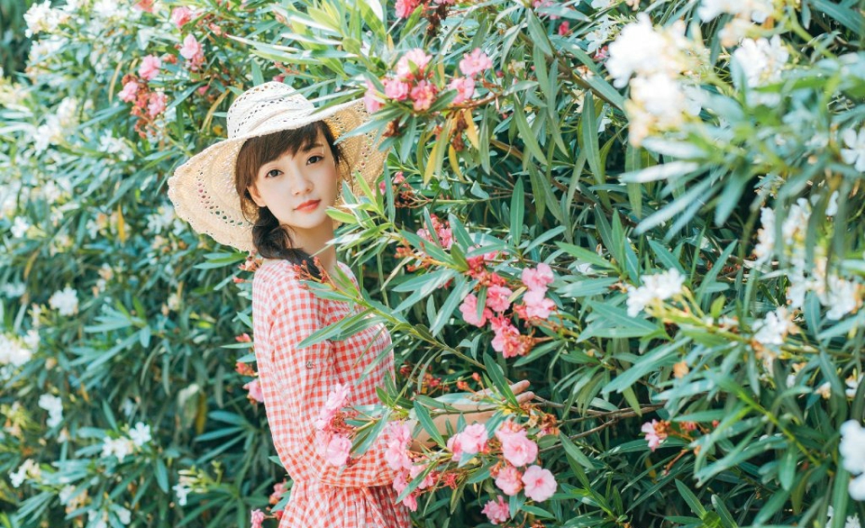 花海中中的格子裙麻花辫少女写真