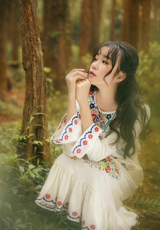 优雅花季少女林间写真