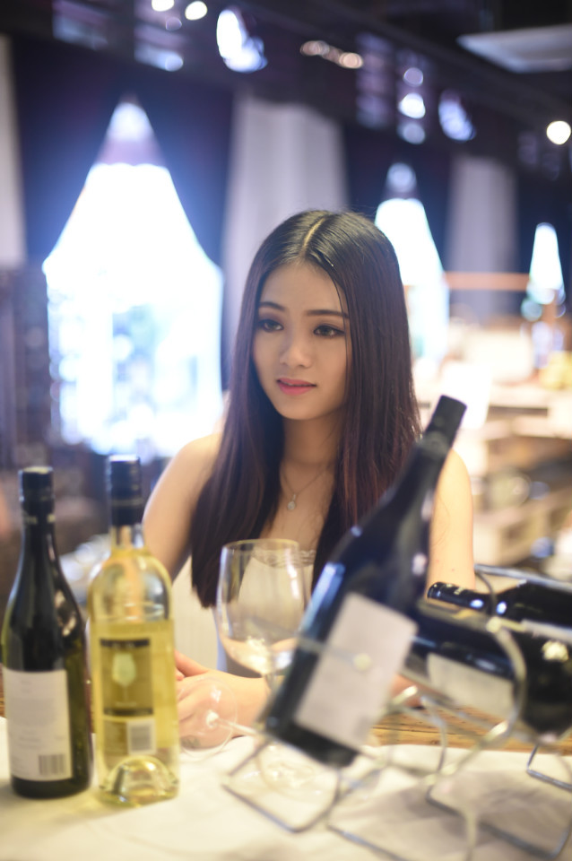 美得令人心醉的酒吧女孩