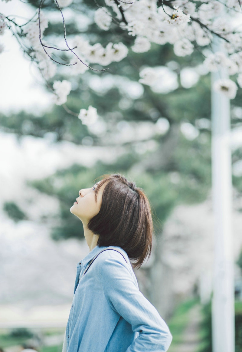 清纯短发美女树下气质迷人写真