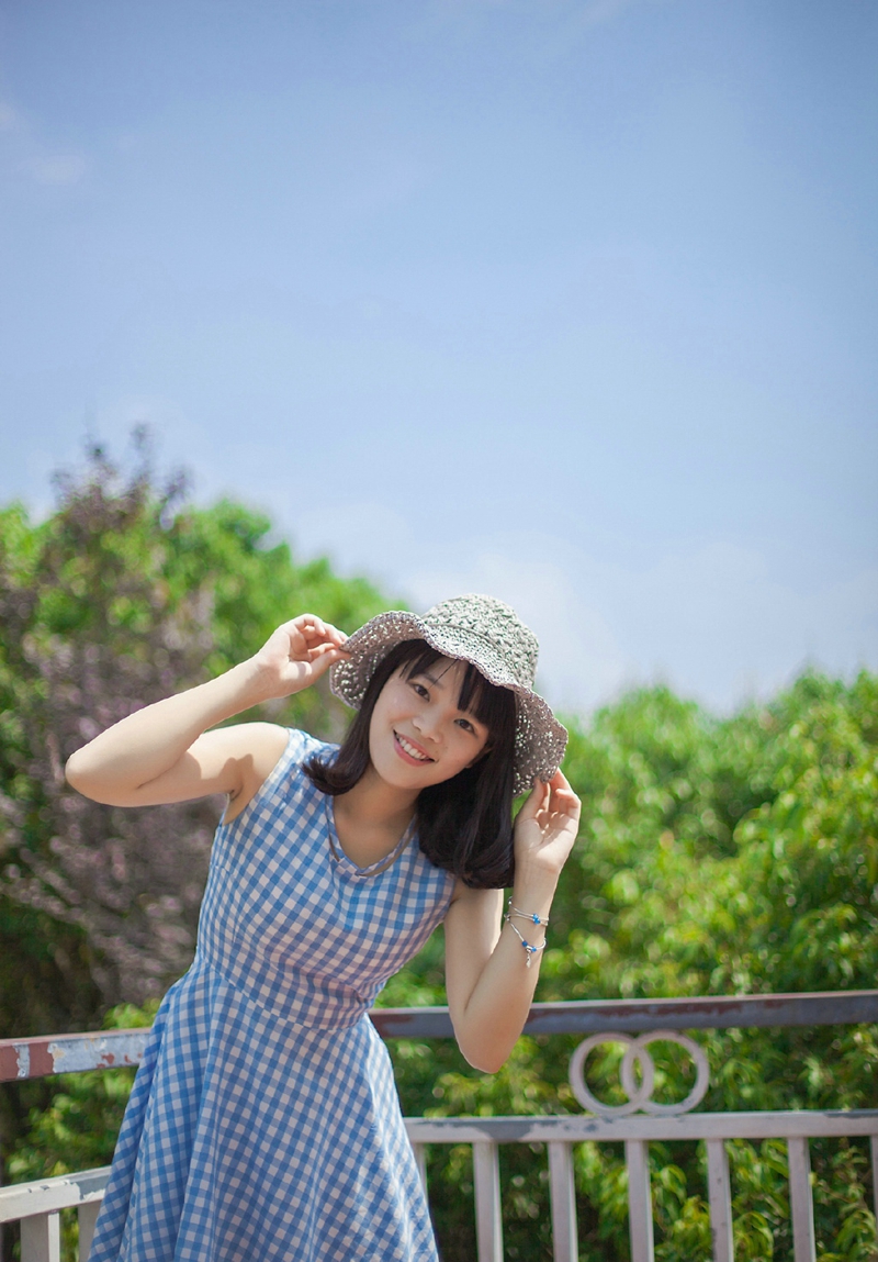 睡眼惺忪的素颜女孩最爱夏日