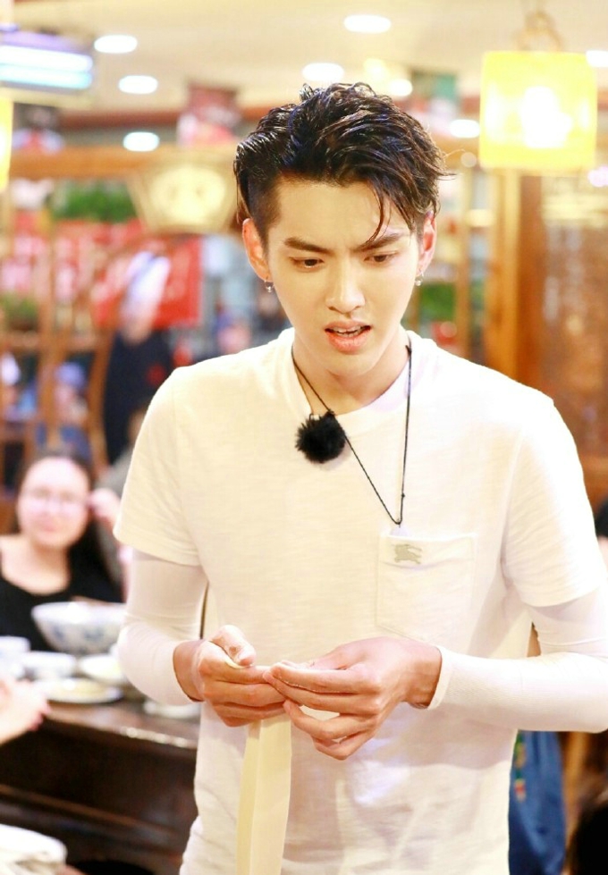 吴亦凡登杂志封面彰显无限的青春和活力