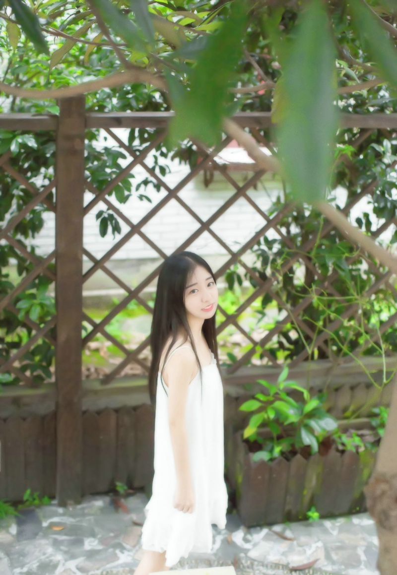 漂亮少女白裙养眼甜美笑容写真