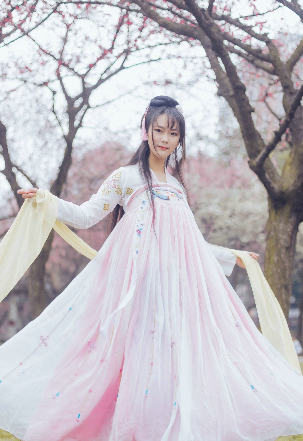 五官漂亮的古装刘海美女温馨阳光甜美动人