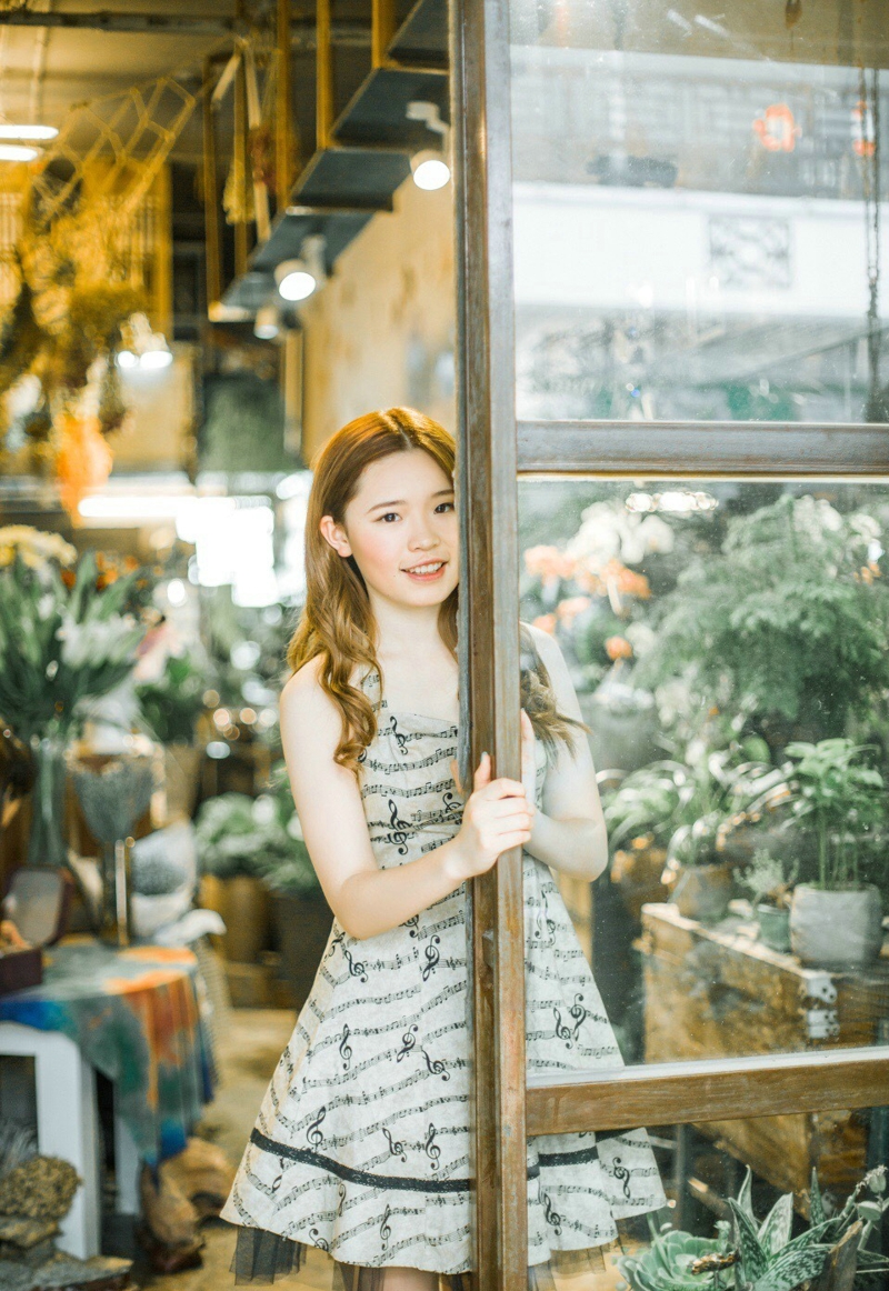 花房内的清新美女连衣裙甜美怡人