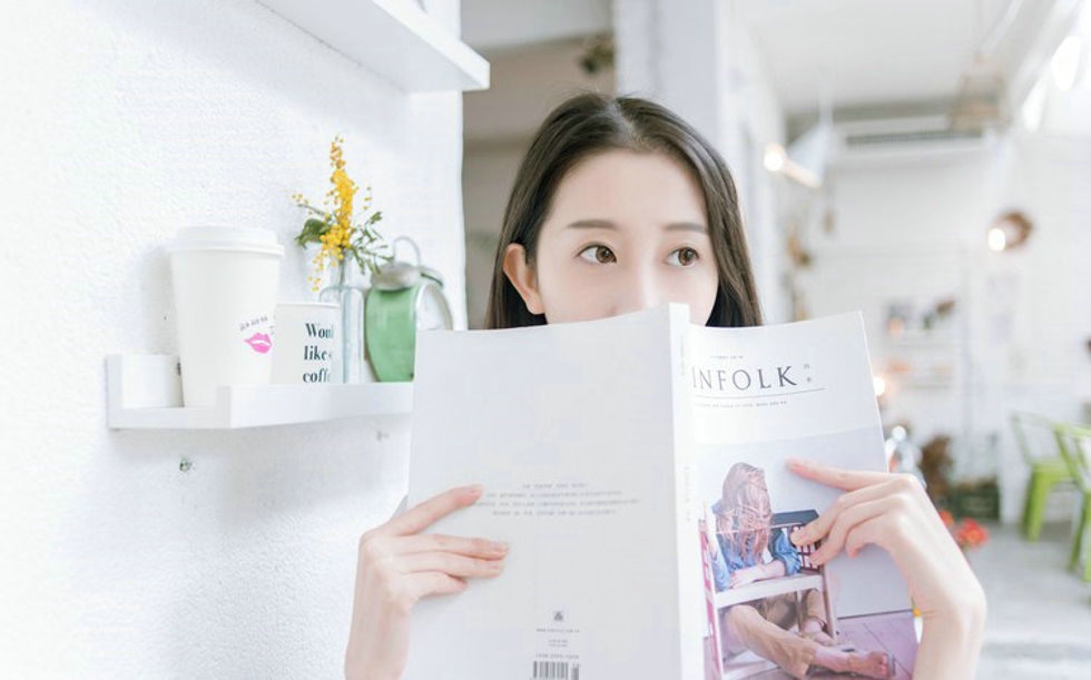 娇嫩白皙如玉清纯美女闲暇时光