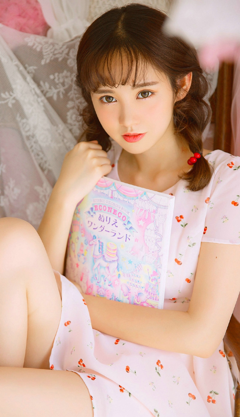 清纯短发美女树下气质迷人写真