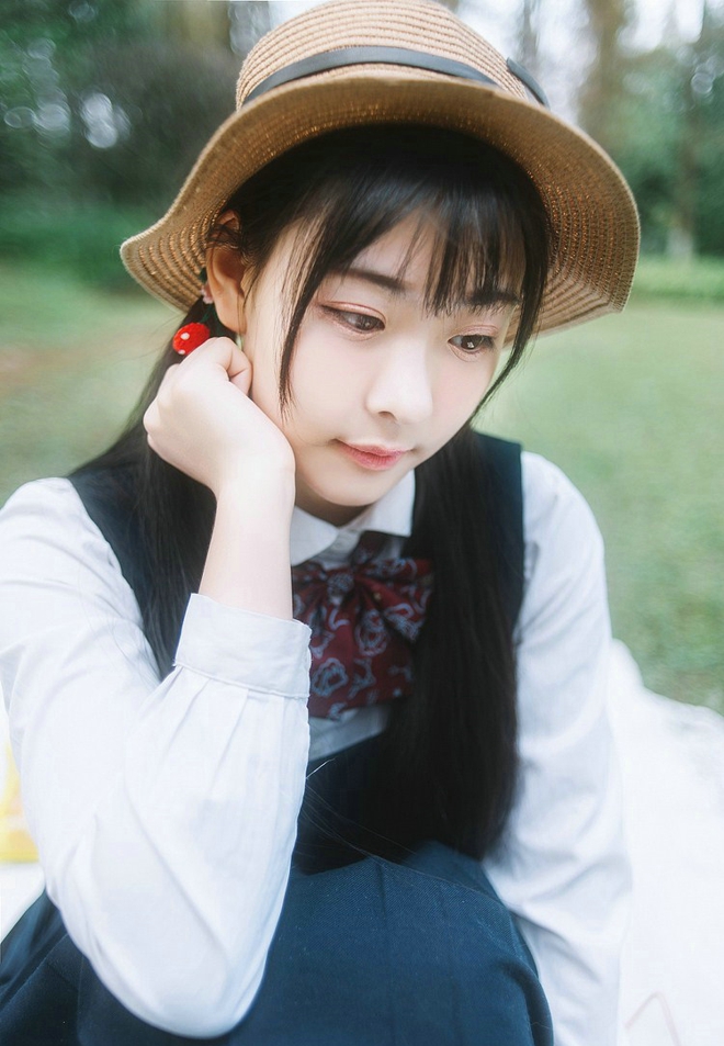 娇嫩俏皮薯片少女户外写真