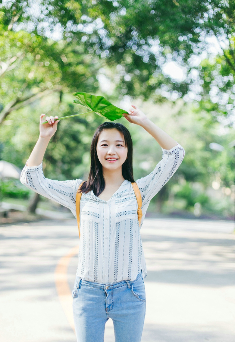 清纯氧气少女户外活力俏皮写真