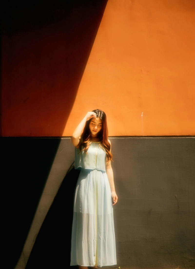 咖啡馆内的背带裤少女青春俏皮写真