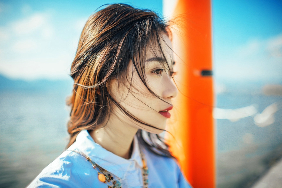 海边文艺美女自然随性鲜艳碎花裙飘逸迷人