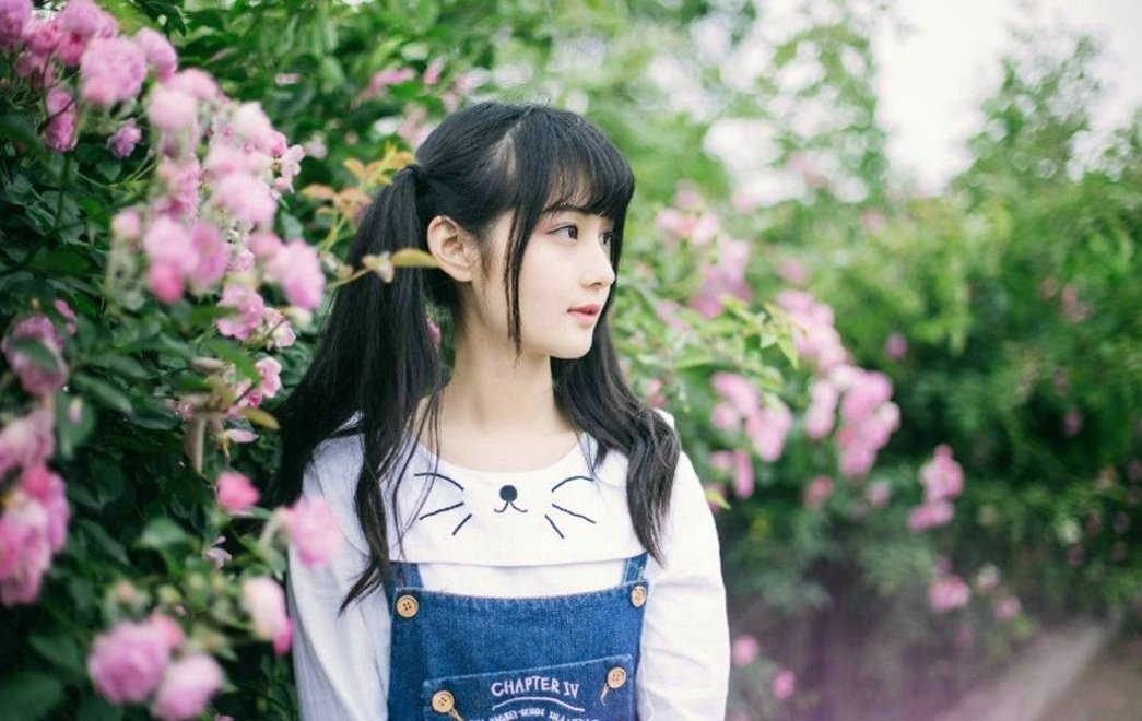 公园里双马尾可爱少女甜美清新写真