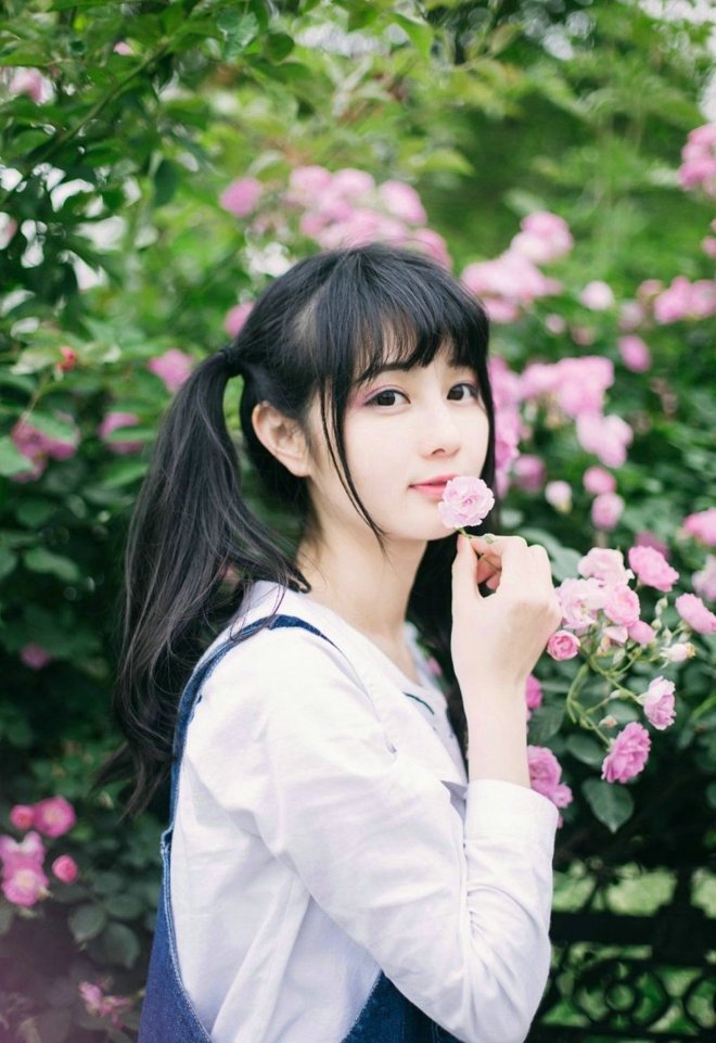 公园里双马尾可爱少女甜美清新写真