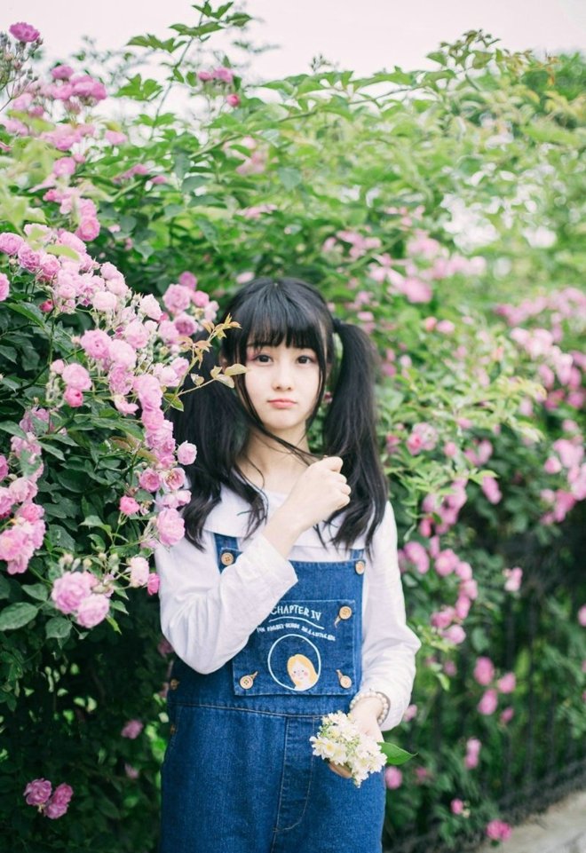 公园里双马尾可爱少女甜美清新写真