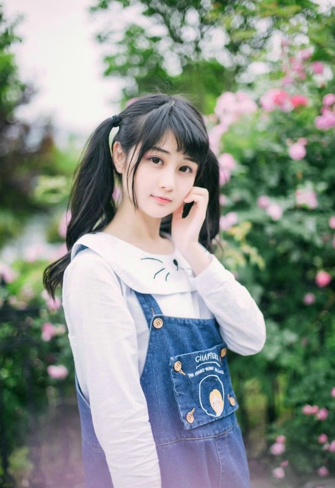 公园里双马尾可爱少女甜美清新写真
