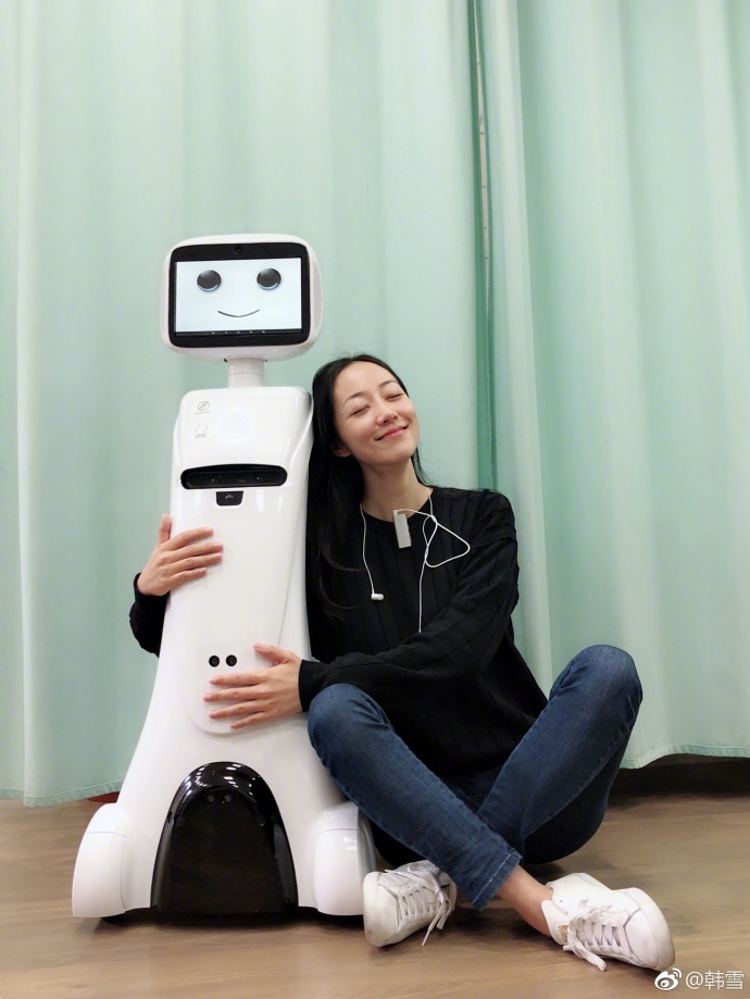 韩雪纯素颜与机器人合影，男友力爆棚