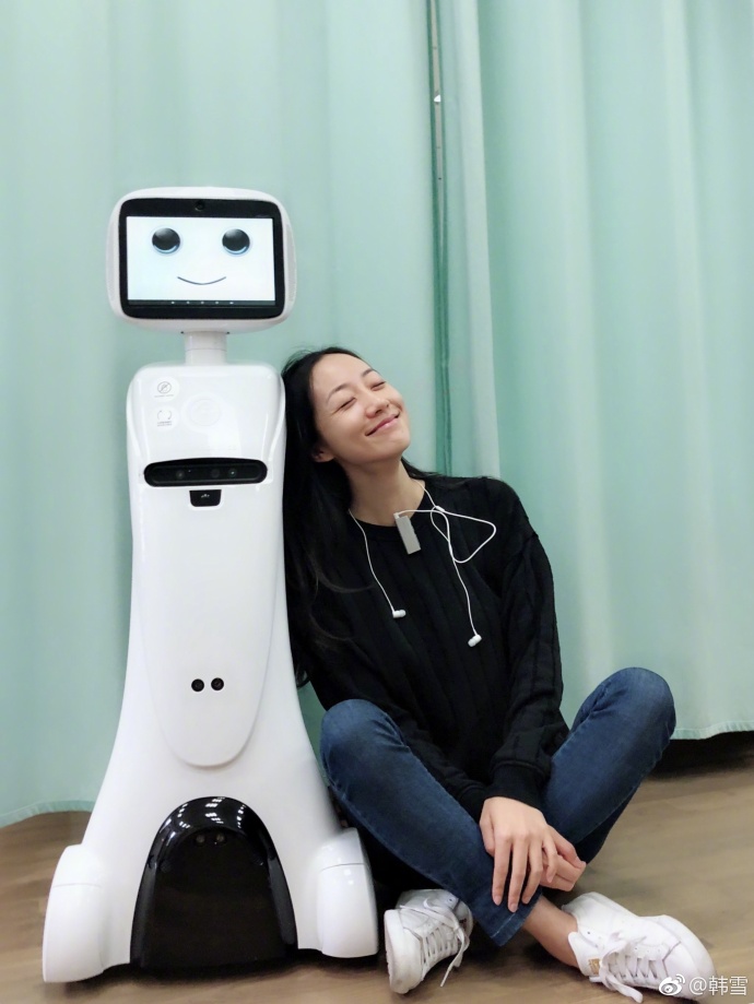 韩雪纯素颜与机器人合影，男友力爆棚