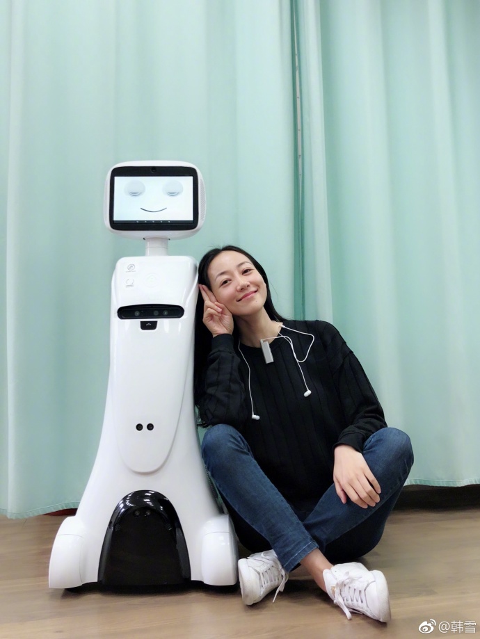 韩雪纯素颜与机器人合影，男友力爆棚