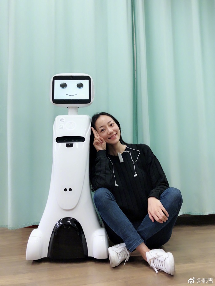 韩雪纯素颜与机器人合影，男友力爆棚