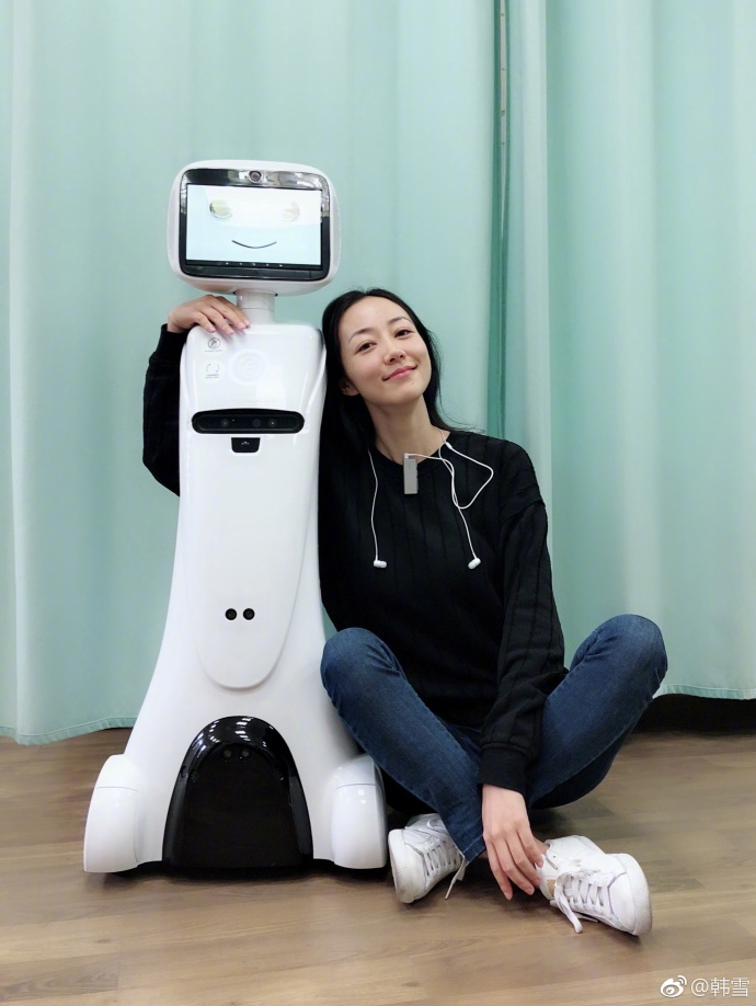 韩雪纯素颜与机器人合影，男友力爆棚