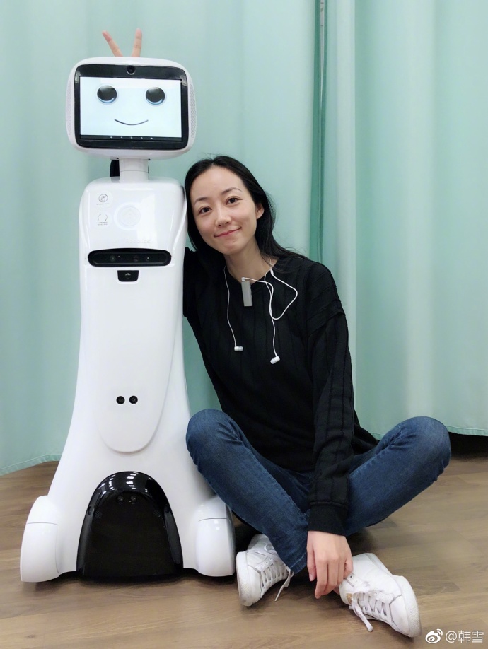 韩雪纯素颜与机器人合影，男友力爆棚