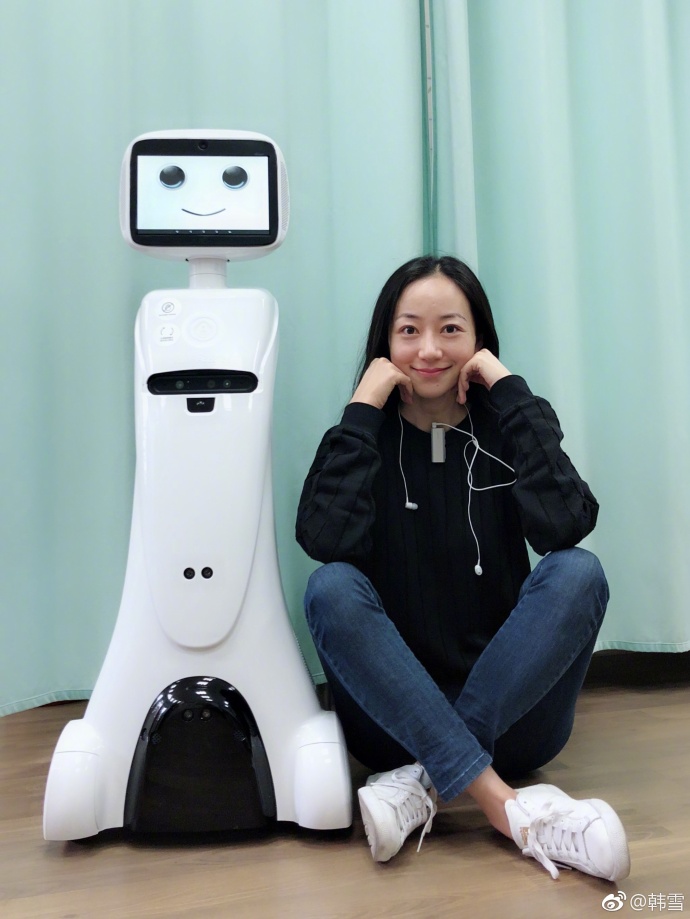 韩雪纯素颜与机器人合影，男友力爆棚