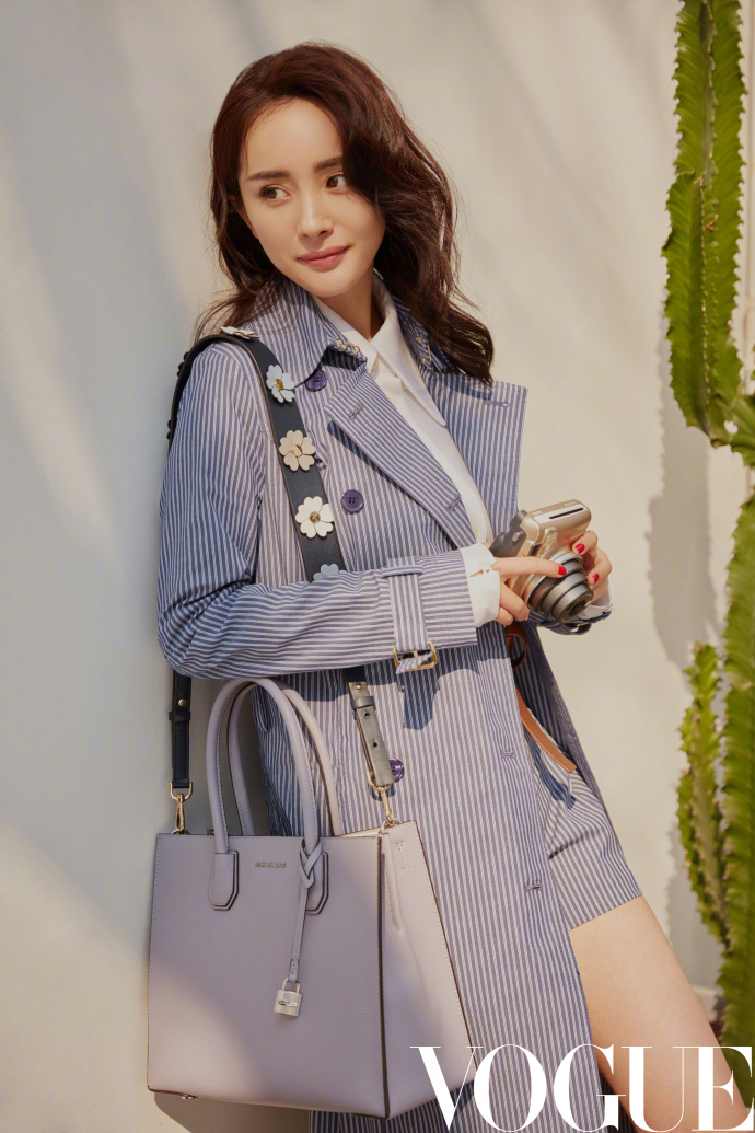 杨幂时尚清爽的条纹风衣自拍写真图