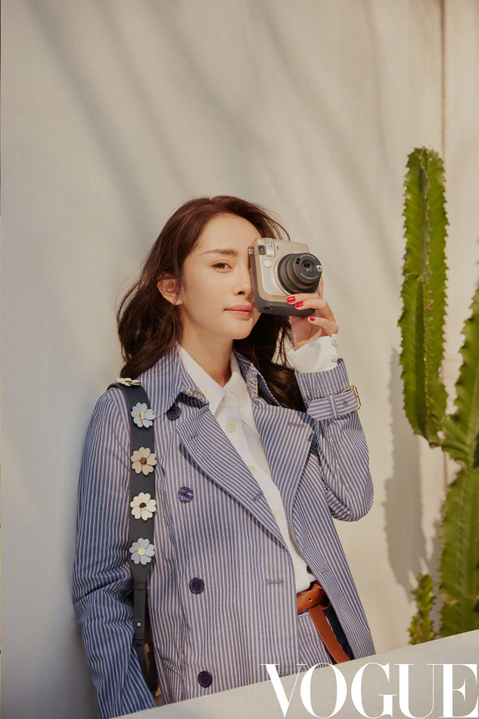 杨幂时尚清爽的条纹风衣自拍写真图