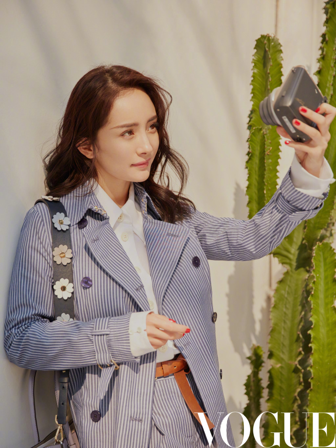 杨幂时尚清爽的条纹风衣自拍写真图