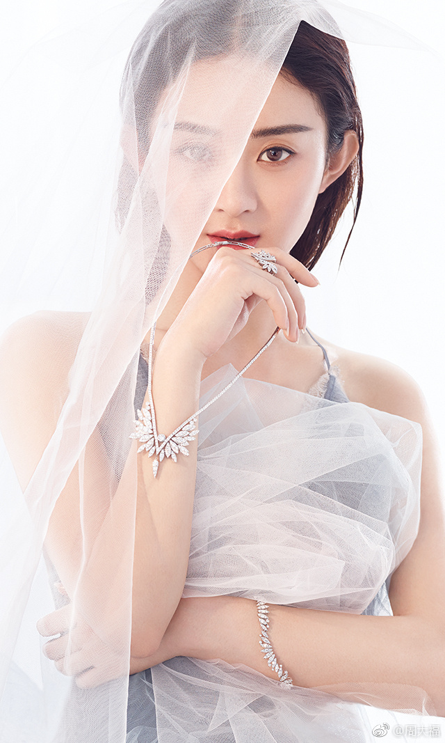 周大福珠宝集团形象大使赵丽颖珠光宝气性感美照