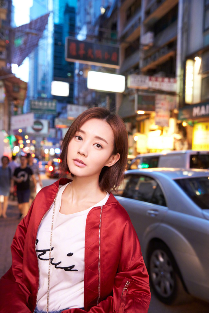 新生代人气演员李一桐时尚街拍大片