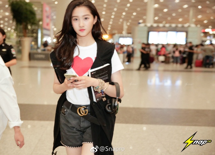 鹿晗女友关晓彤机场街拍写真