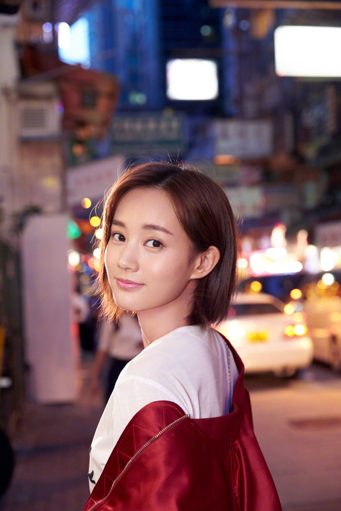 新生代人气演员李一桐时尚街拍大片