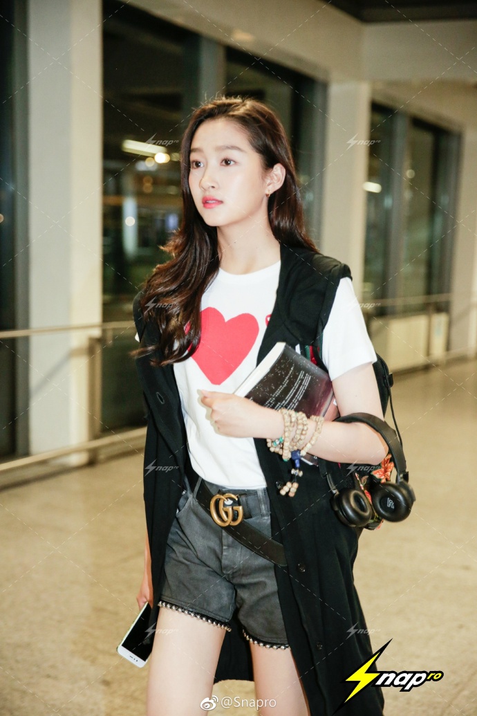 鹿晗女友关晓彤机场街拍写真