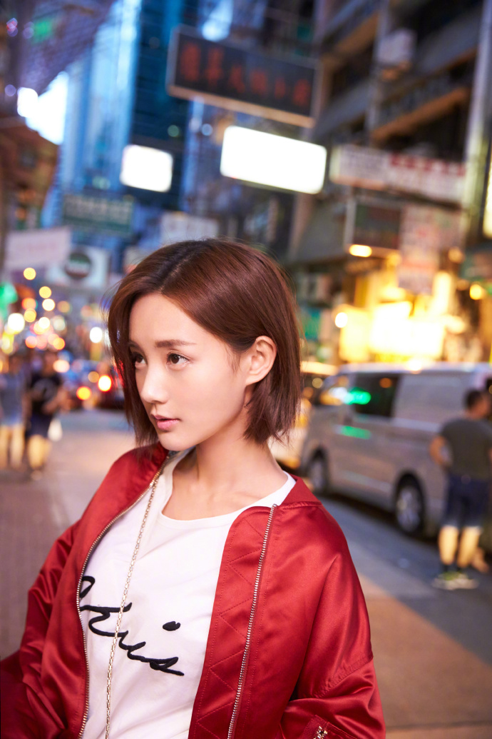 新生代人气演员李一桐时尚街拍大片