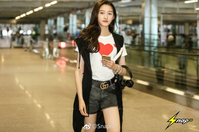 鹿晗女友关晓彤机场街拍写真